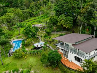 Amplia finca de 27 acres con residencia en San Isidro del General