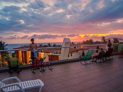 Hostel social llave en mano de 28 habitaciones: el lugar favorito de Jacó para pasar el rato.