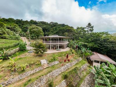 Propiedad pintoresca de 2 casas en un terreno de 1 acre en un tranquilo pueblo de montaña